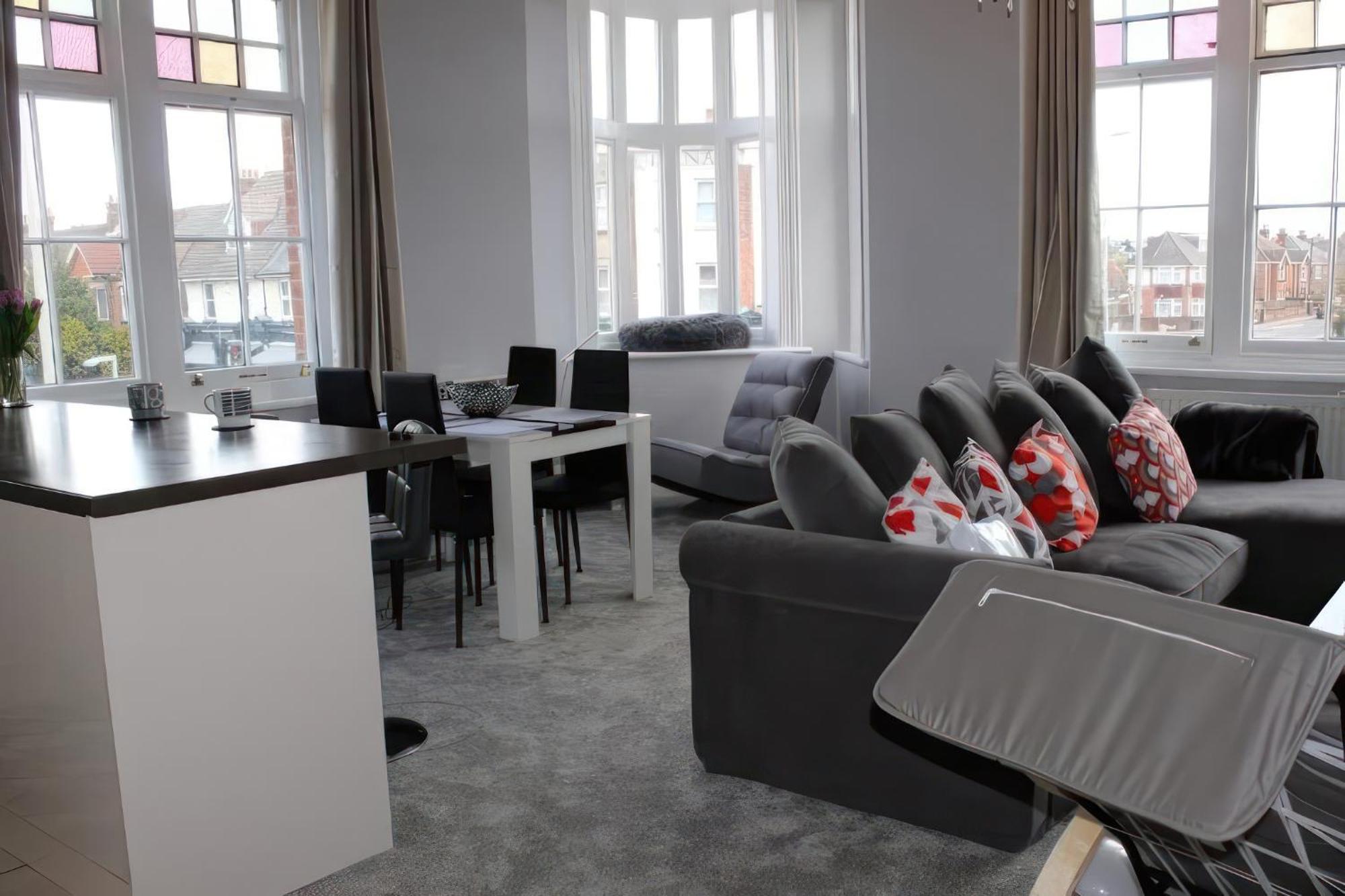 Lovely 2 Bed 2 Bath Flat With Free Parking Poole Exterior photo