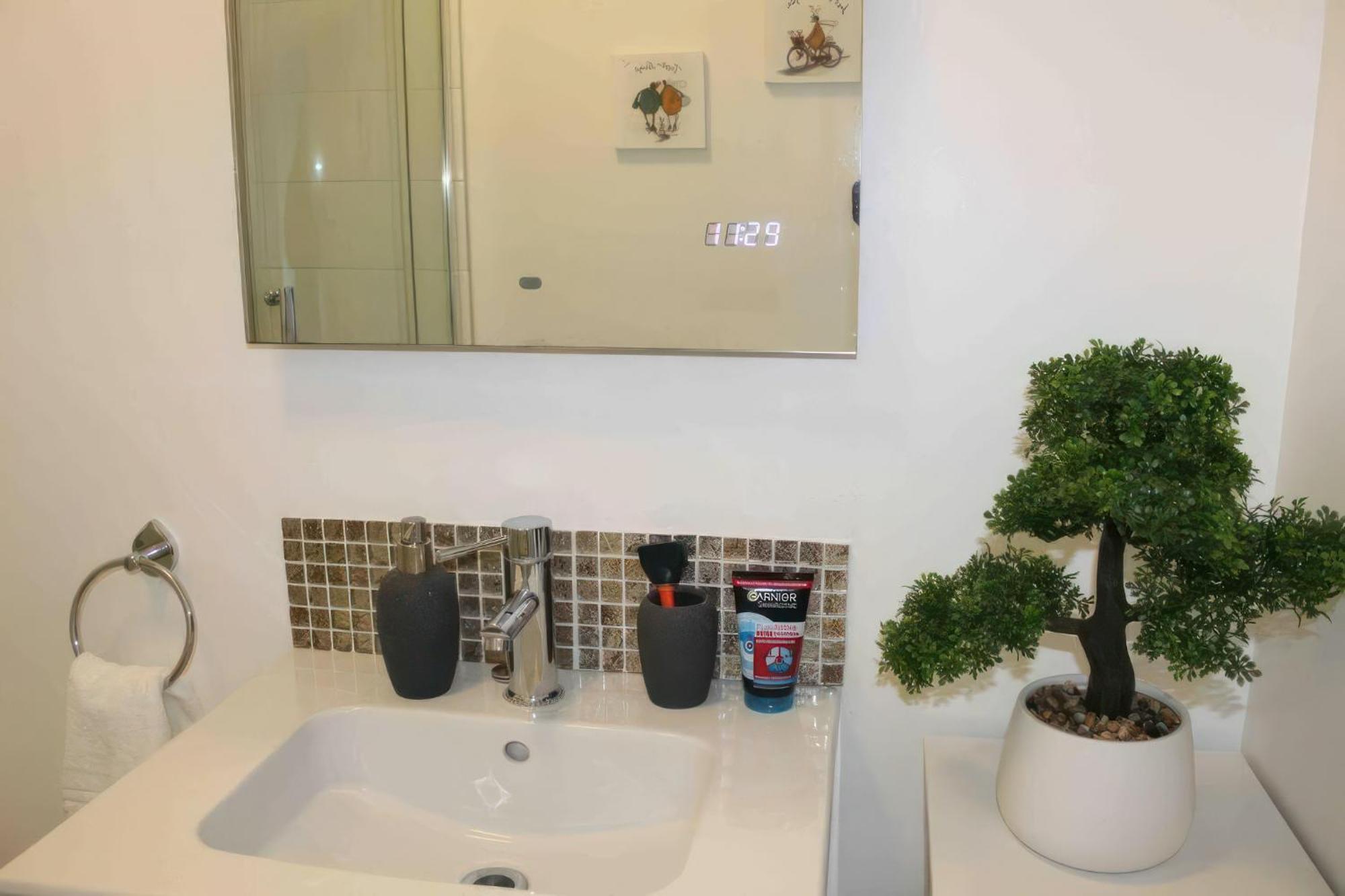 Lovely 2 Bed 2 Bath Flat With Free Parking Poole Exterior photo