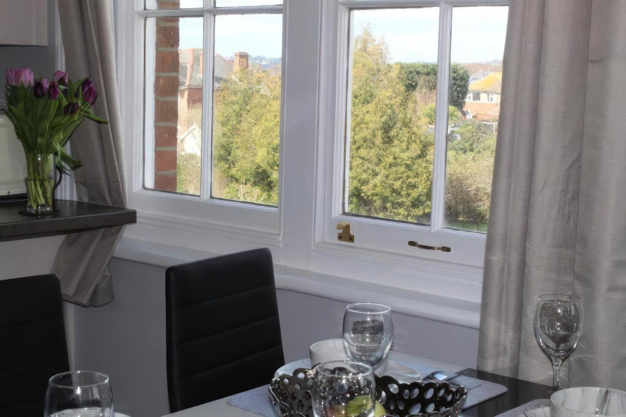 Lovely 2 Bed 2 Bath Flat With Free Parking Poole Exterior photo