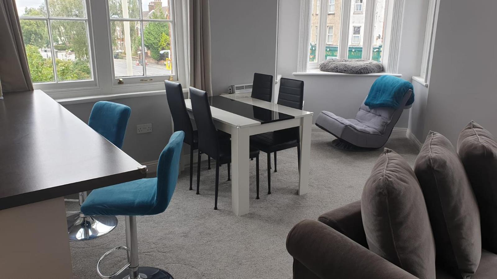 Lovely 2 Bed 2 Bath Flat With Free Parking Poole Exterior photo